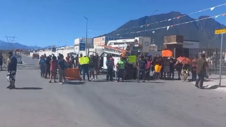 Vecinos bloquean calle y retienen camión de CFE en Escobedo