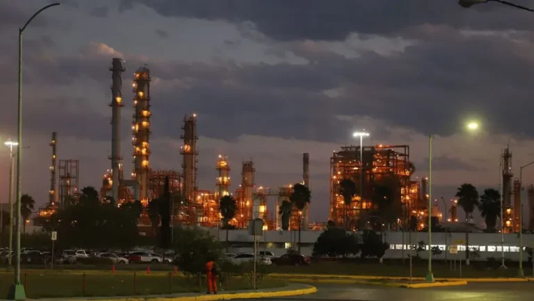 Otorgan amparo a refinería de Cadereyta para evitar cierre o suspensión de actividades