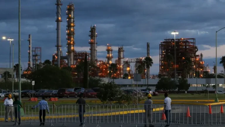 Gobierno de NL afirma que en refinería de Cadereyta hay fuga de gas ácido