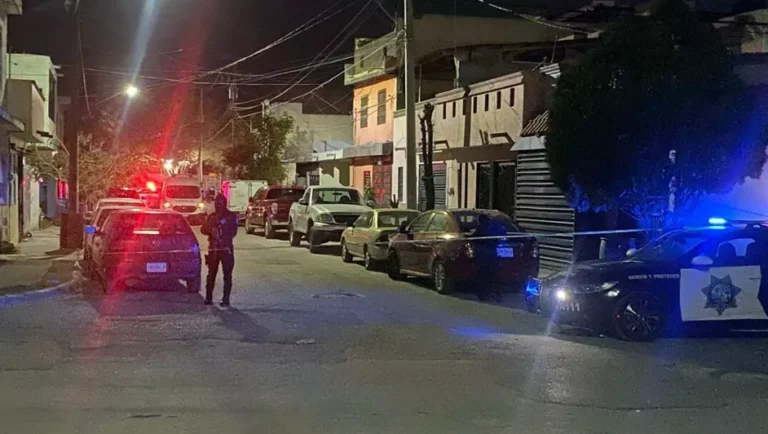 Asesinan a hombre en la cochera de su casa en Apodaca