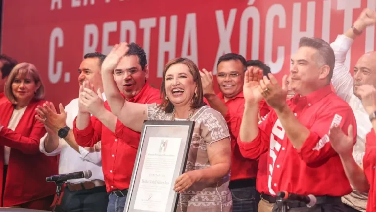 Xóchitl Gálvez recibe constancia del PRI como candidata a la Presidencia en 2024