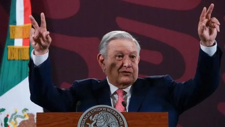 No hay riesgo de retroceso democrático, responde López Obrador a obispos