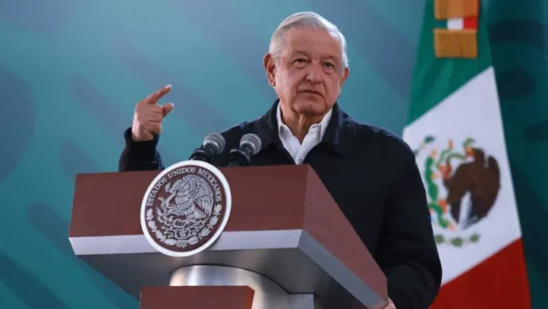 AMLO pide a manifestantes del 8M a que marcha sea pacífica