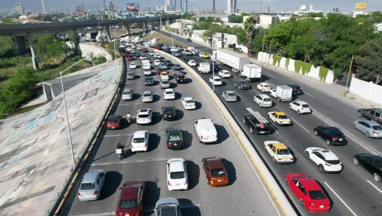Estas son las multas por conducir de reversa en el área metropolitana de Monterrey