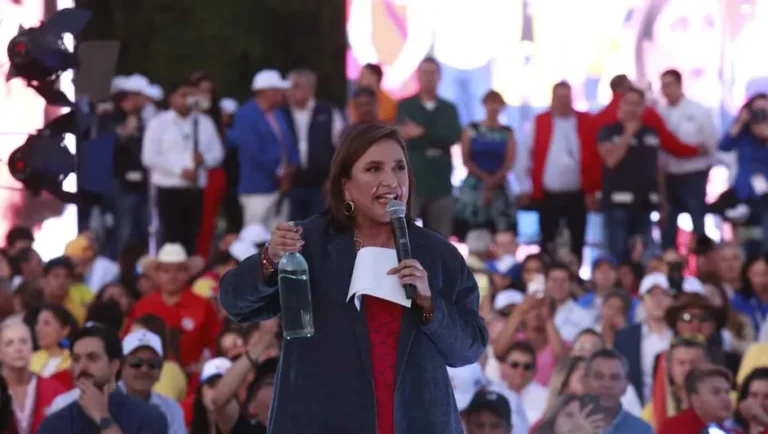 Xóchitl Gálvez reta a Claudia Sheinbaum a beber agua de pipas de CdMx