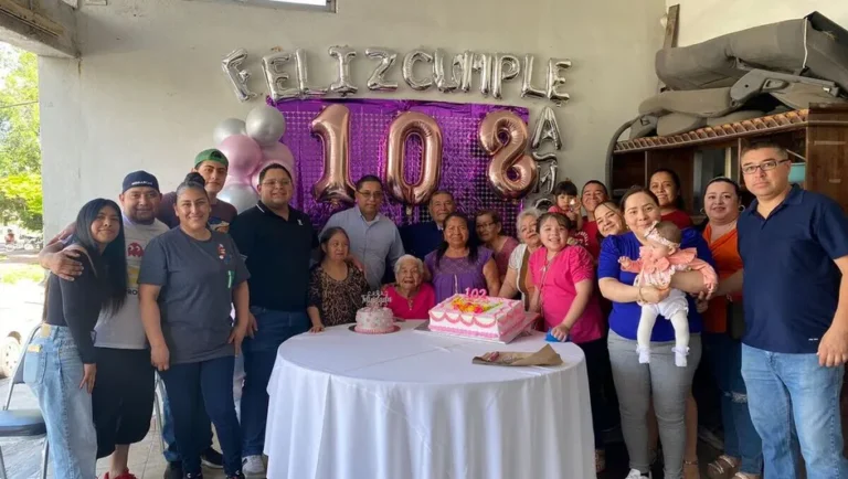 Familiares festejan a Doña Agapita en Nuevo León