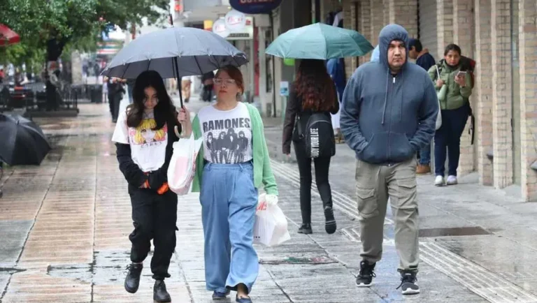 Prevén lluvias y frío para este martes en Nuevo León