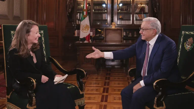 Presidencia elimina entrevista de AMLO con periodista Inna Afinogenova tras orden del INE