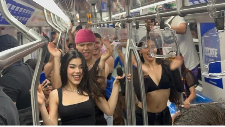 Kenia Os sorprende al subirse a cantar en el metro de Monterrey