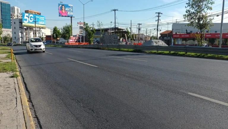 Monterrey cierra carril por construcción de muro en avenida Revolución