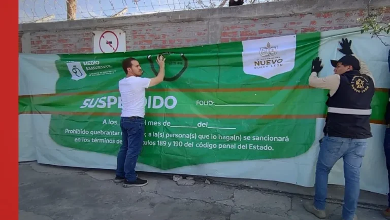 Coloca Gobierno manta de suspensión afuera de refinería de Pemex