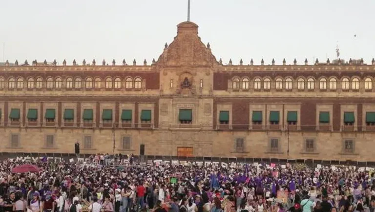 Zócalo de CdMx ‘se tiñe’ de morado con marcha del 8M