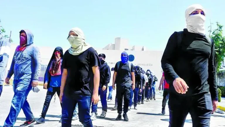 Evelyn ordena purga, Gobernación apoya… y la fiscal se subleva, informan