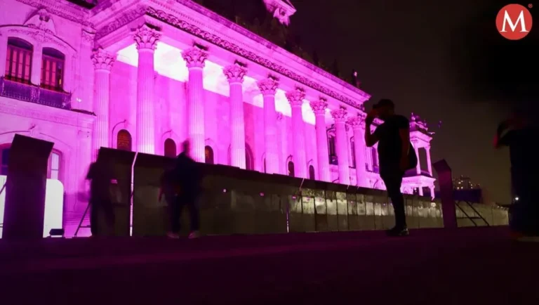 Colocan vallas en el Palacio de Gobierno previo a la marcha por el 8M en NL