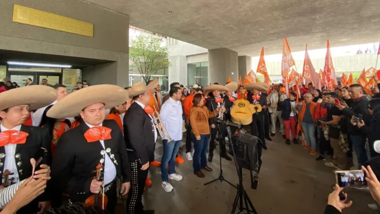 Diputados de Congreso de NL se van de vacaciones al ritmo de mariachi