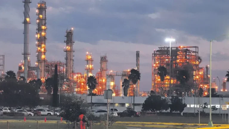 Detecta Nuevo León fuga de gas ácido en la refinería de Cadereyta