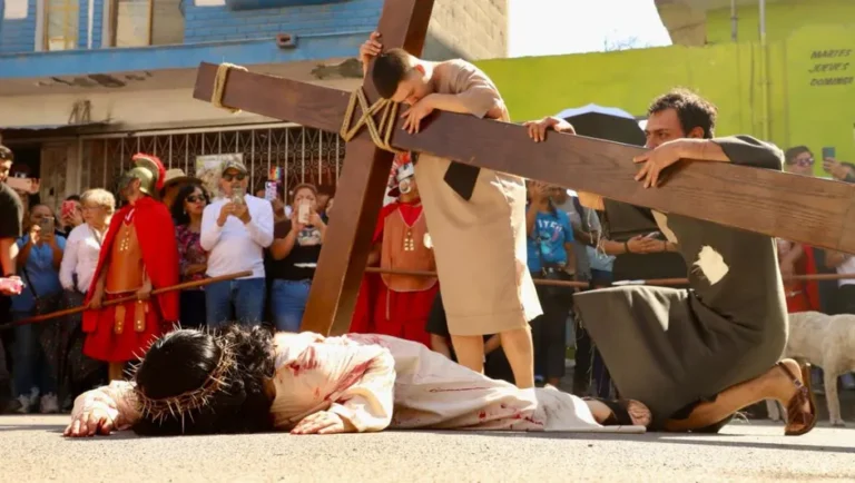 Realizan Vía Crucis de la parroquia Santa María Goretti en Monterrey