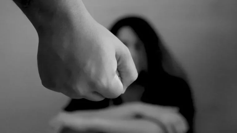 Reportan aumento en denuncias telefónicas de mujeres violentadas en NL