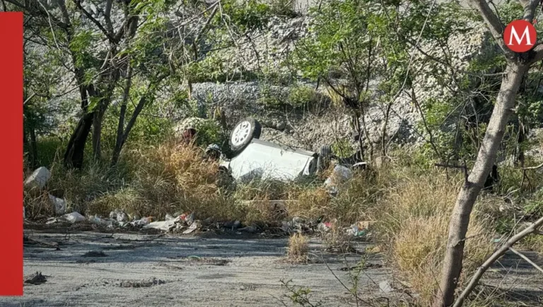 Familia cae con su auto al río Santa Catarina en Monterrey