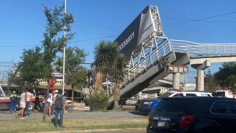 Cae puente peatonal en municipio de San Nicolás; reportan varios heridos