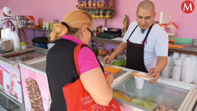 Aumenta la venta de aguas frescas y paletas por calor en Monterrey