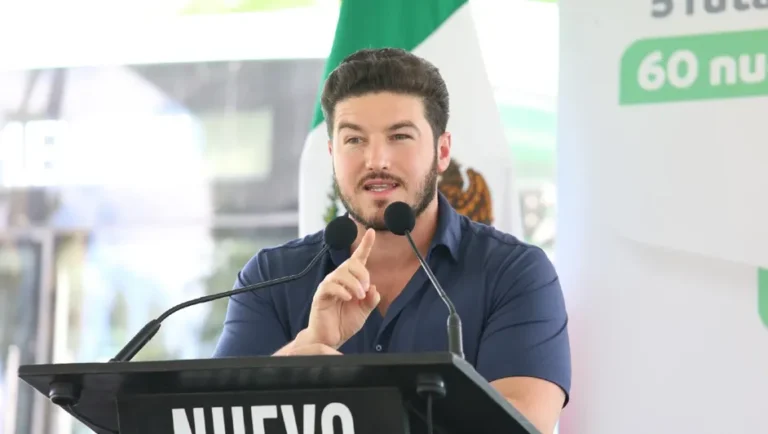 Anuncia Samuel García beneficio a 400 mil con tarjetas de transporte