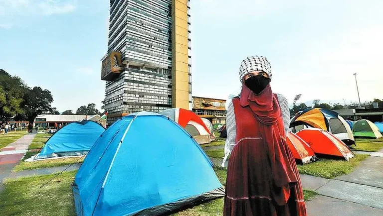 Estudiantes de la UNAM y Colmex instalan campamento frente a Rectoría