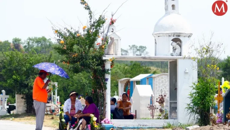 Visitan panteones por celebración del Día de las Madres