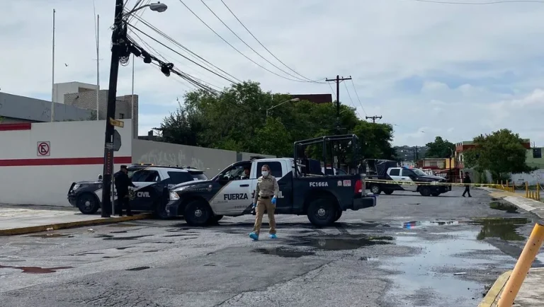 Matan a hombre afuera de estación de bomberos en Monterrey