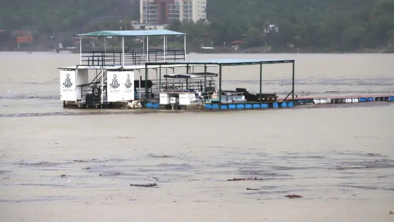 Acuden ciudadanos a la presa de La Boca en Nuevo León