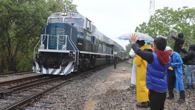 AMLO y Sheinbaum viajan en Tren Interoceánico para supervisar avances