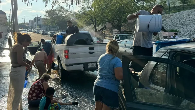 Presas de NL están llenas, pero hogares sin agua por daños en tuberías, reportan