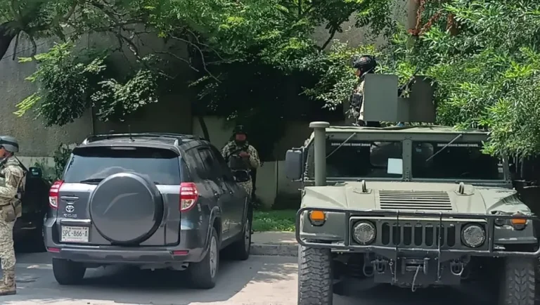 Localizan manta de grupo delictivo en un parque de Monterrey