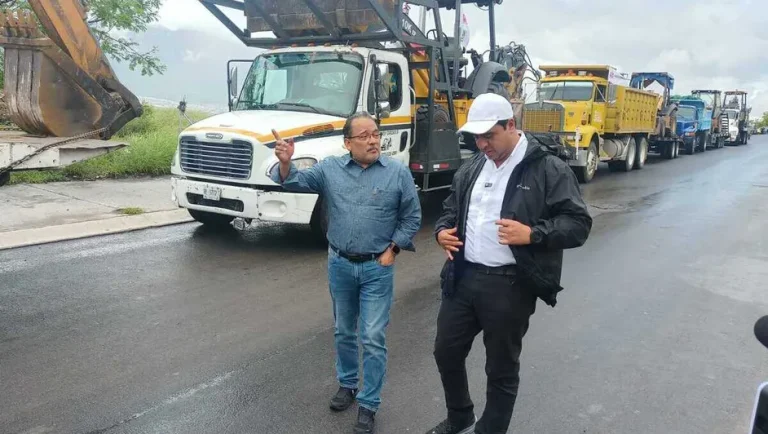 Escobedo apoya con maquinaria a Santa Catarina tras daños por tormenta ‘Alberto’