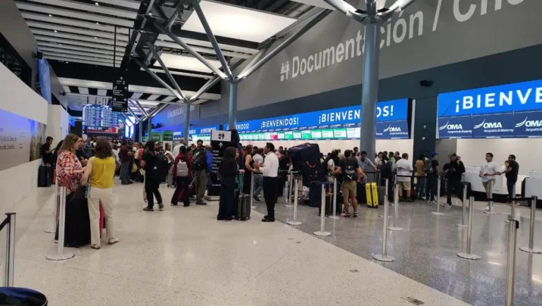 Caída de sistema afecta operaciones en Aeropuerto de Monterrey