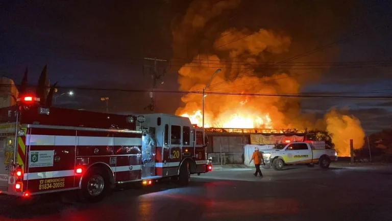 Se incendia empresa de tarimas en Santa Catarina