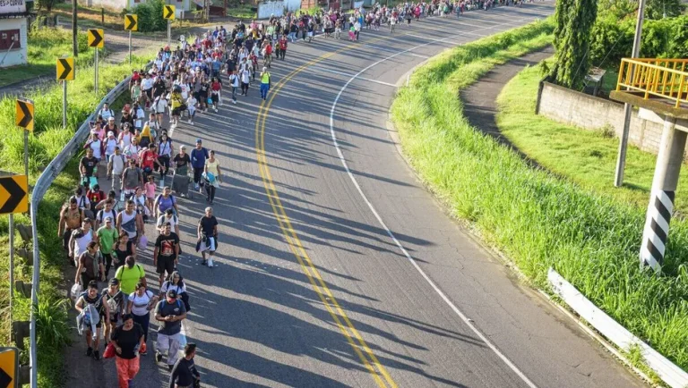 Caravana migrante comienza a reducirse; se dispersan en 3 municipios de Chiapas