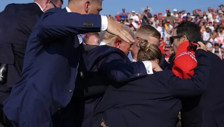 La foto de Trump tras librar atentado: el puño en alto y sangre en el rostro