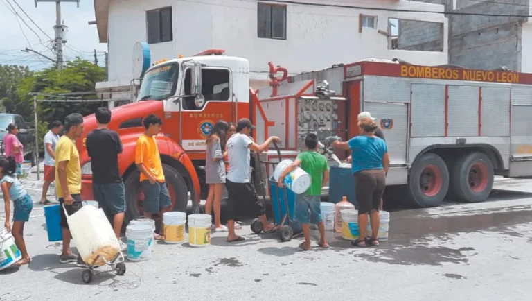 Restablecen servicio de agua en Santa Catarina; aún no llega a todas las colonias