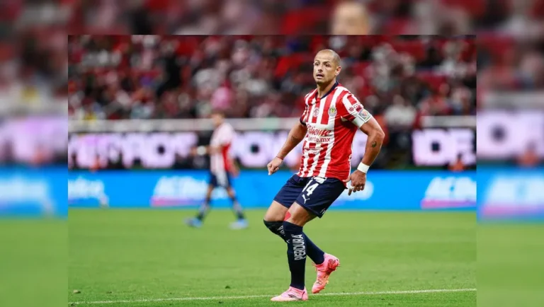 ‘Chicharito’ será baja con Chivas por lesión