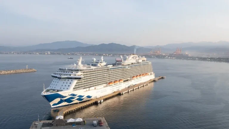 En primer semestre bajan los cruceros, pero suben viajeros