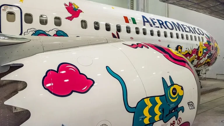 Aeroméxico presenta nueva aeronave con distintivos de cultura Maya