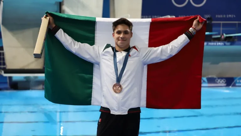 Osmar Olvera gana bronce en clavados en trampolín de tres metros en París 2024