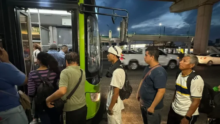 Apoyan San Nicolás y Ciénega de Flores a trasladar a usuarios del transporte