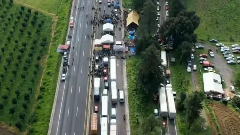 Empresarios de Puebla piden intervención de autoridades para liberar autopistas por bloqueos