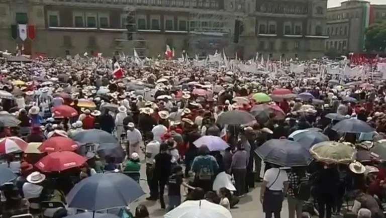 AMLO defiende la reforma al Poder Judicial y hace consulta a mano alzada