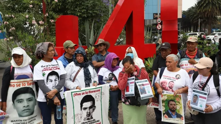 Padres de los 43 temen que ‘El Cabo Gil’ sea coaccionado