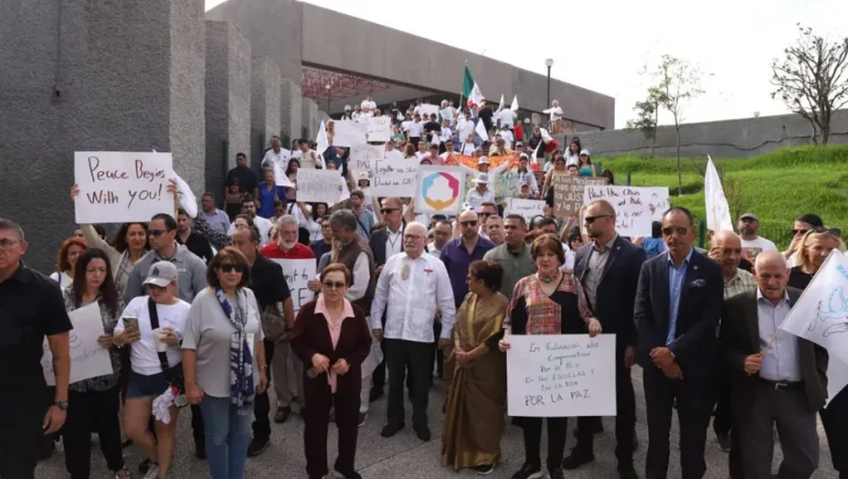 Marchan por la paz tras finalizar Cumbre Mundial de Premios Nobel