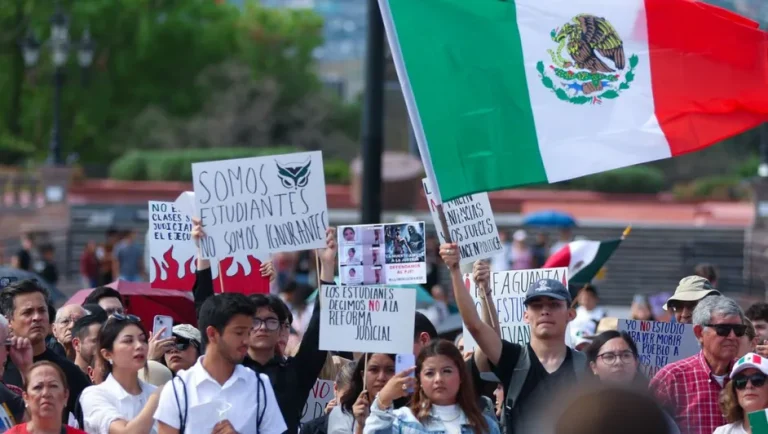 Protestan trabajadores del Poder Judicial con marcha en Nuevo León