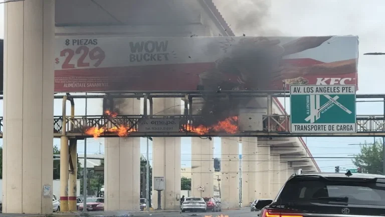 Registran incendio de puente peatonal en Félix U. Gómez y Los Ángeles